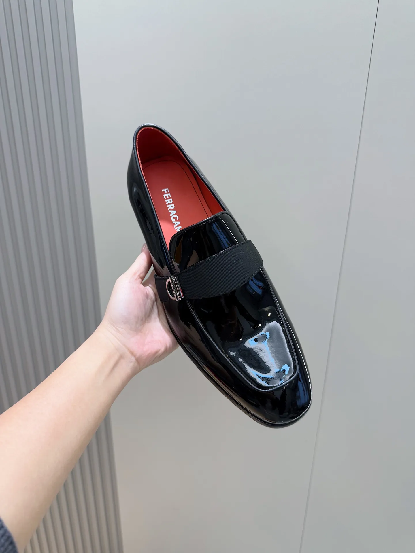 [Ferragam] Top P: 960💰 Size: 39-44 (38. 45.46 can be customized) Ferragamo Gancini buckle moccasins. These men's loafers are exquisite and gorgeous, with shiny patent leather uppers that highlight urban style. The almond-shaped toe adds a stylish touch, with three-dimensional stitching around the upper and contrasting tubular piping for a unique silhouette. The shoes are exquisitely crafted, with grosgrain ribbons and metallic Gancio buckles adding a classic touch, complementing the contrasting red accents. Finished with a slim leather sole. Imported cowhide upper + cowhide lining + genuine leather outsole.